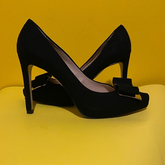 LOUISE et CIE Black Leather Suede Heels Gold Trim Bow Pointed Toe Pump Size: 8B - Picture 2 of 8